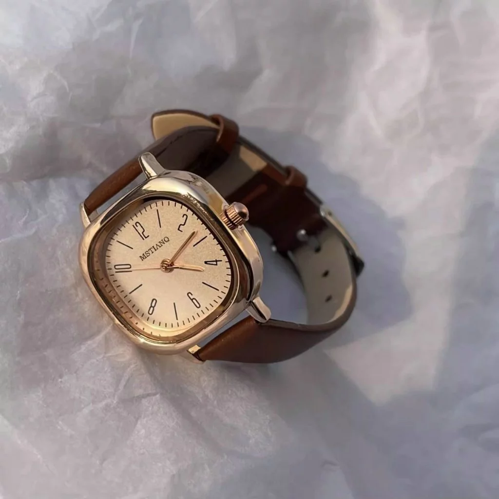 Retro Minimalist นาฬิกาผู้หญิงขนาดเล็กสายหนังนักเรียนนาฬิกาข้อมือผู้หญิง