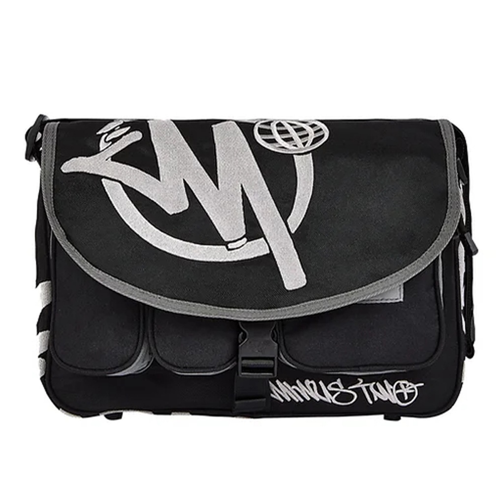 2025 ฤดูร้อนใหม่แฟชั่นผู้ชายกระเป๋าสะพายข้างเดียวความจุขนาดใหญ่สีดําไนลอนกระเป๋าสะพายข้าง กระเป๋าออกแบบหรูหราสบาย ๆ กลางแจ้งย้อนยุคกระเ