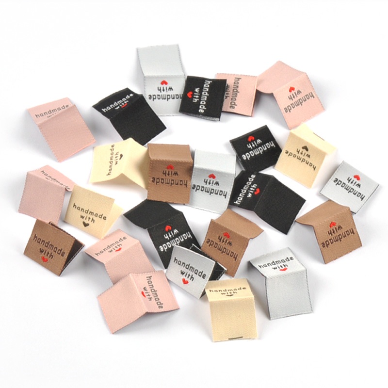 50 ชิ้น 40x20 มิลลิเมตรหัวใจ "มือทํา" ตัวอักษรเย็บปักถักร้อยผ้าป้ายอุปกรณ์เย็บผ้าสี่เหลี่ยมผืนผ้าแท็กวัสดุ ทําเอง ซีพี4174