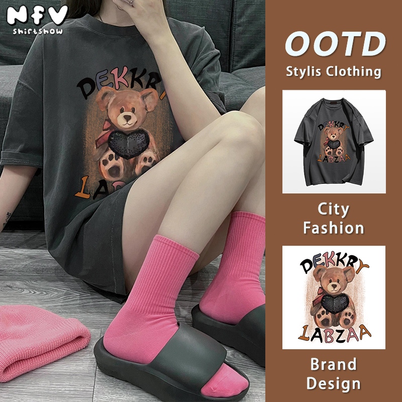 NFV พร้อมส่ง🌟เสื้อยืดคอตตอน ลายสกรีนหมีหัวใจน่ารักๆ โอเวอร์ไซซ์ ใส่สบาย YG280