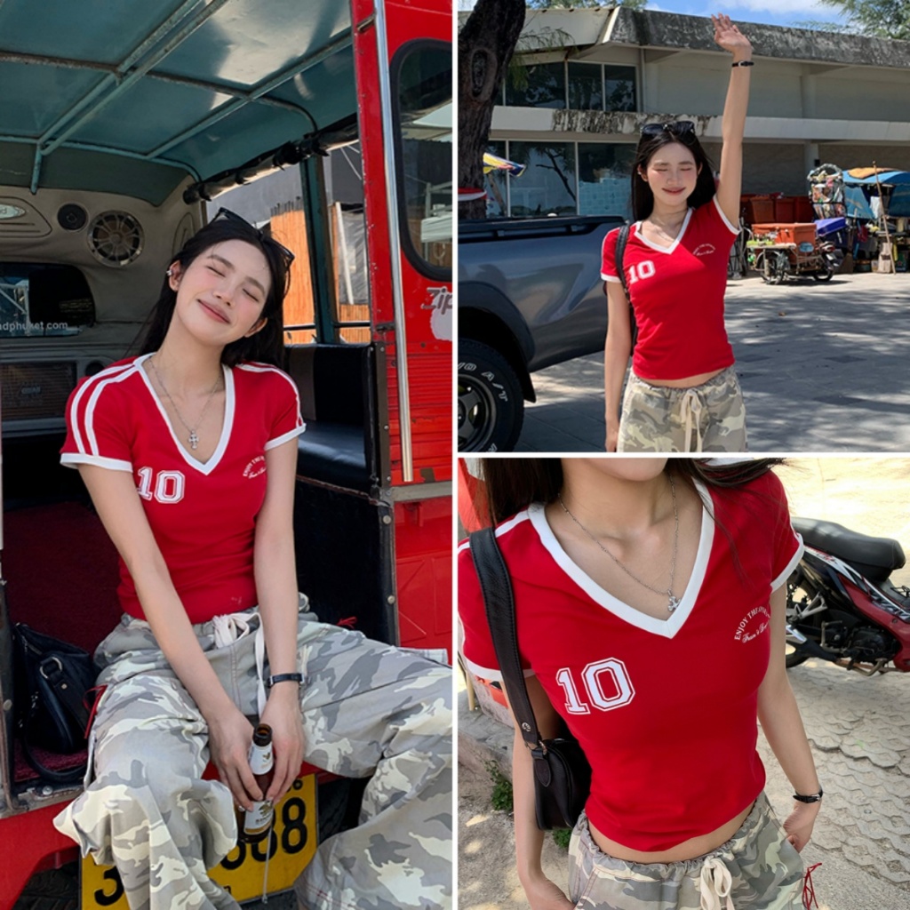 Hotgirl พร้อมส่ง✨เสื้อยืดเข้ารูป เสื้อยืดสวยๆผู้หญิง สีแดงคอวีอเมริกันย้อนยุคกีฬาสไตล์ลำลองสลิมฟิต