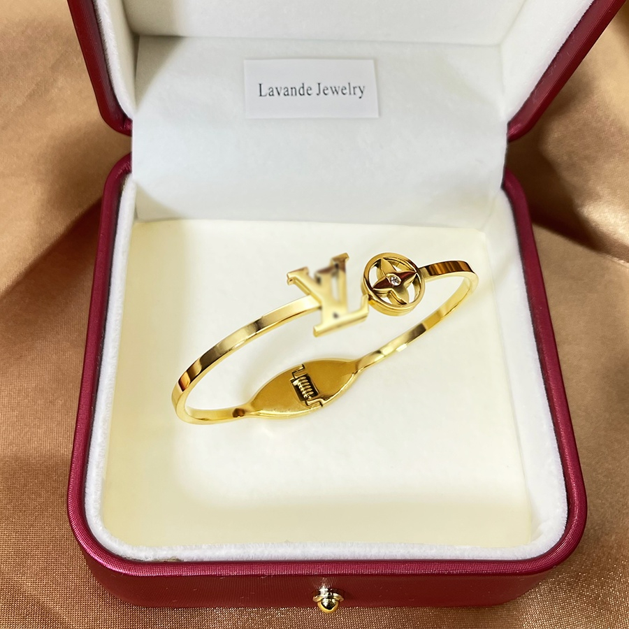 [ลาวานเด] สร้อยข้อมือไทเทเนียมพรีเมี่ยม 18เค สร้อยข้อมือสาวทองไม่ซีดจางแสงหรูหราเครื่องประดับยืดหยุ่นเปิดสร้อยข้อมือสแตนเลสคู่ของขวัญ ล1โวลต์2