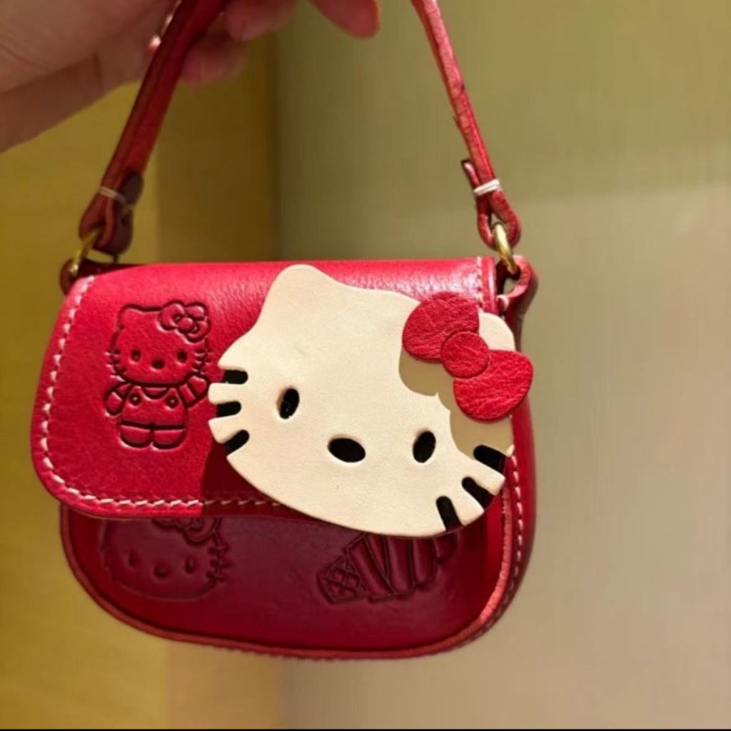 HelloKitty สีแดงมือถือกระเป๋าสี่เหลี่ยมเล็กสําหรับผู้หญิง 2025 ใหม่น่ารักการ์ตูน Zero กระเป๋าสตางค์ไหล่เดี่ยวกระเป๋าสะพายข้าง