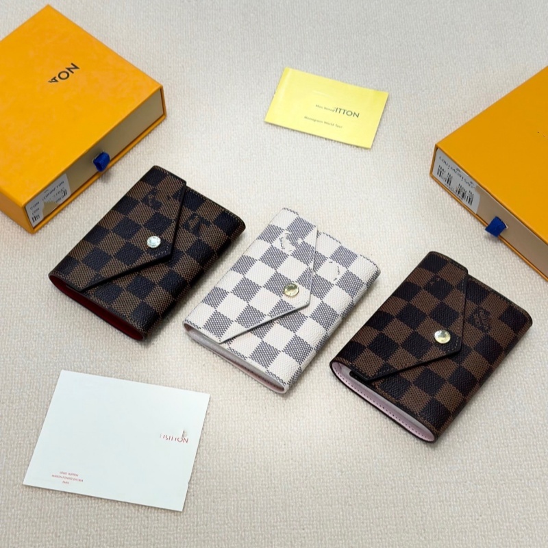 กระเป๋าสตางค์สไตล์เรียบง่ายสำหรับสตรี แบบหลายช่องพร้อมช่องใส่เหรียญ และบัตร C2K