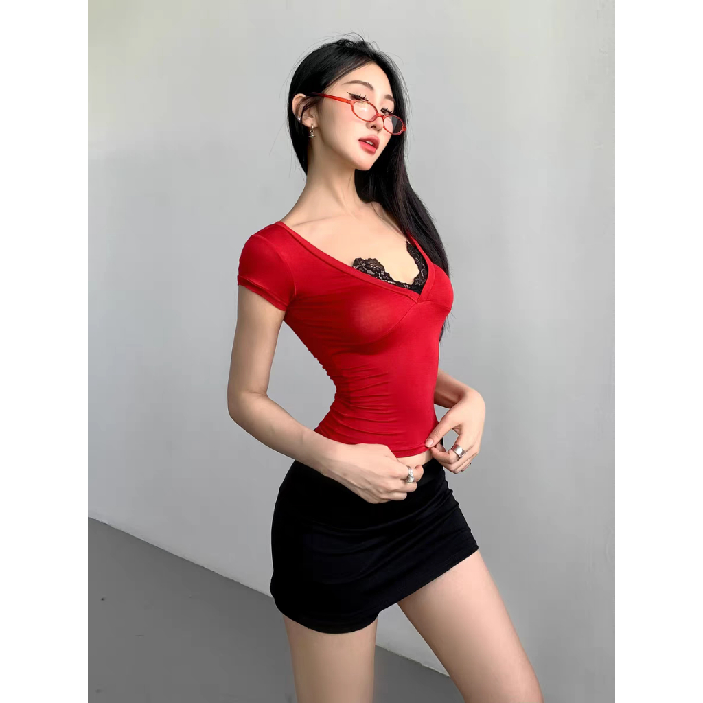 Fariy🍒คลังสินค้าพร้อม🍒 เสื้อยืดแขนสั้นผู้หญิง รุ่นใหม่ คอวี ตกแต่งลูกไม้ ทรงเข้ารูป ผลิตจากผ้าคุณภาพดี สวมใส่สบาย เหมาะสำหรับลุคแคชชวล - รูปที่ 4