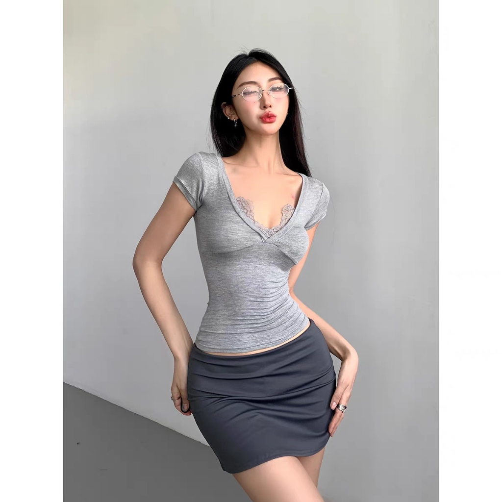 Fariy🍒คลังสินค้าพร้อม🍒 เสื้อยืดแขนสั้นผู้หญิง รุ่นใหม่ คอวี ตกแต่งลูกไม้ ทรงเข้ารูป ผลิตจากผ้าคุณภาพดี สวมใส่สบาย เหมาะสำหรับลุคแคชชวล - รูปที่ 5