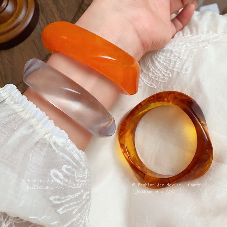 สร้อยข้อมืออะคริลิคย้อมไม่สม่ําเสมอย้อนยุคแฟชั่นสายรัดข้อมือเรียบง่ายและประณีตซอกเครื่องประดับระดับไฮเอนด์และส่วนบุคคลส