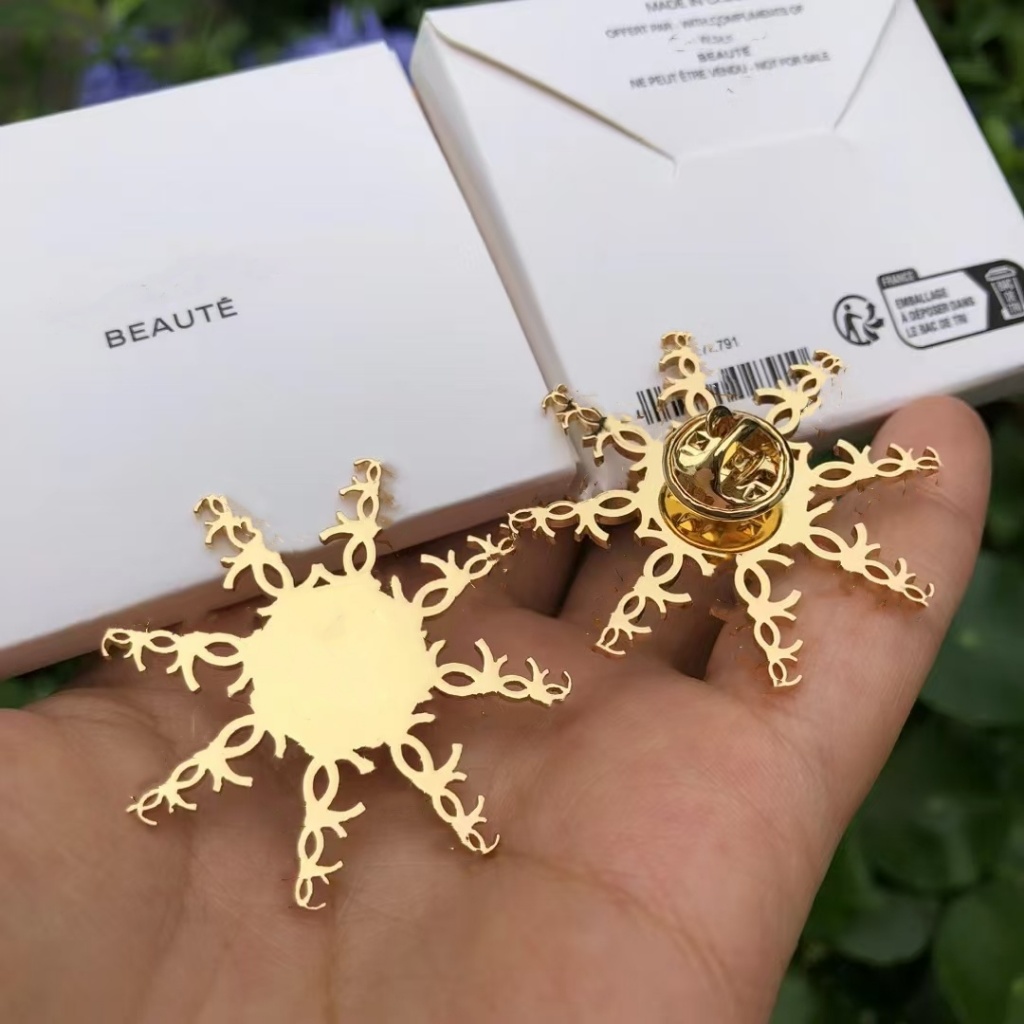 เข็มกลัดรุ่นลิมิเต็ดสีทองหรูหราและระดับไฮเอนด์