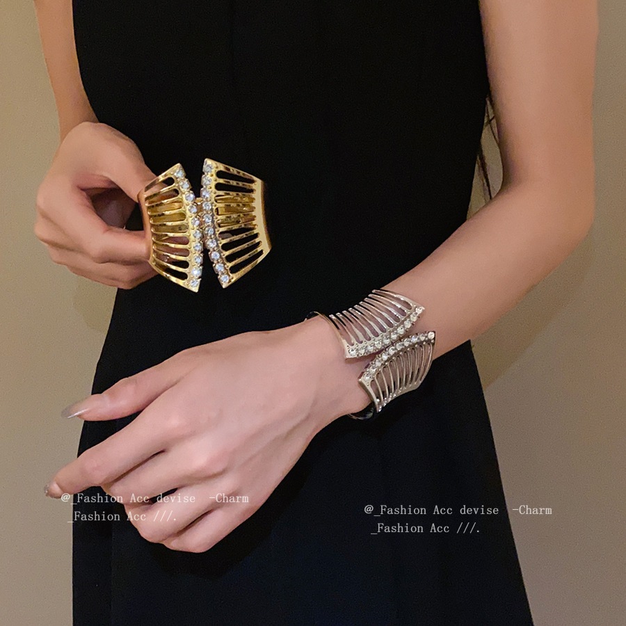 เพชร-หุ้มห่อพรุนหลายชั้นเปิดสร้อยข้อมือสไตล์ระดับไฮเอนด์ยุโรปและอเมริกาหรูหราแฟชั่นเครื่องประดับหรูหราเบาๆขายส่งส