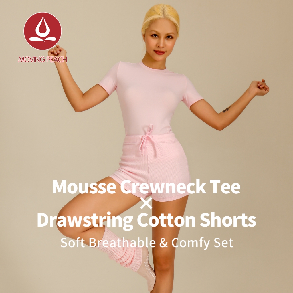MOVING PEACH ผู้หญิงชุดกีฬา Buttery Soft Slim Fit แขนสั้นและธรรมชาติ Ribbed Conton กางเกงขาสั้น Brea