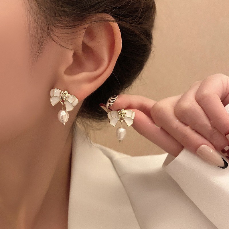 ต่างหูย้อนยุคสีดำและขาว มีโบว์และลายเหมือนมุก ยอดนิยม