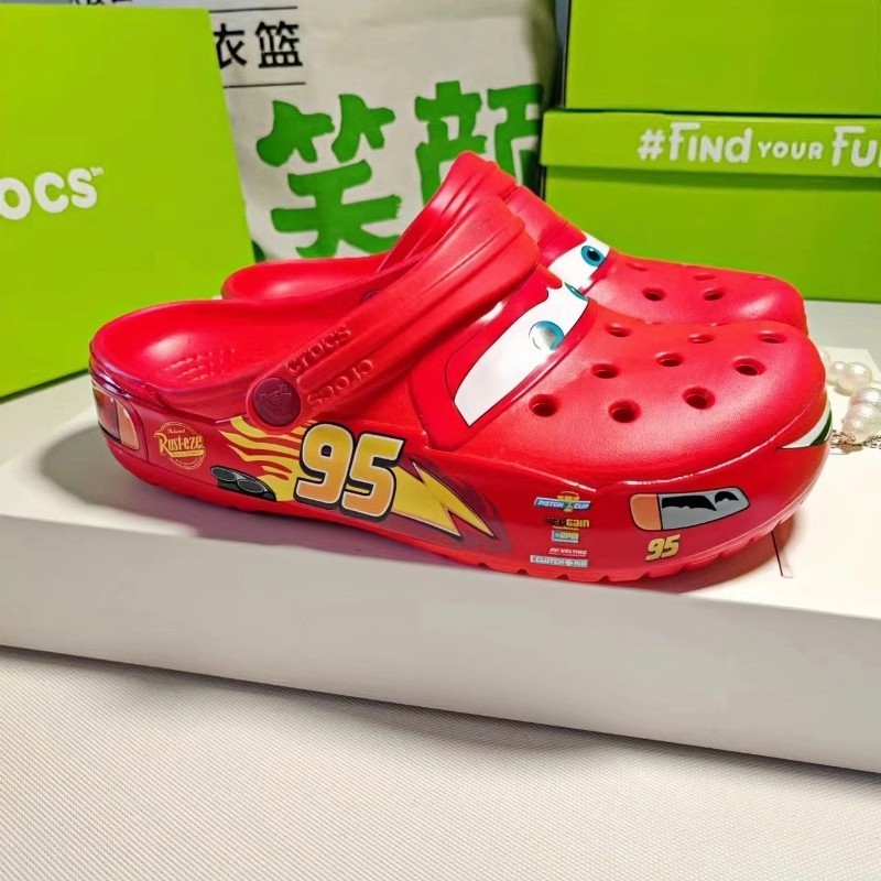 รูรองเท้าแตะเด็กรถสีแดงกระพริบไฟรองเท้าแตะในร่มกลางแจ้งรองเท้าแตะกันลื่นที่เหมาะสม