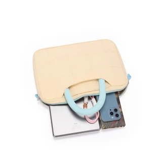【8.8 กิจกรรมวันแบรนด์ 】Durlapue-กระเป๋าใส่แล็ปท็อปถือมือ ผ้านุ่มหนากันกระแทก กันรอย สไตล์มินิมอลน่ารักสำหรับผู้หญิง รองรับแล็ปท็อปขนาด13นิ้ว ซับในหนาปกป้องคอมพิวเตอร์ มีช่องแยกเก็บอุปกรณ์ หูจับนุ่มสะดวก เหมาะพกแล็ปท็อปไปเรียน ทำงาน เดินทาง มี 5 สีให้เลือก
