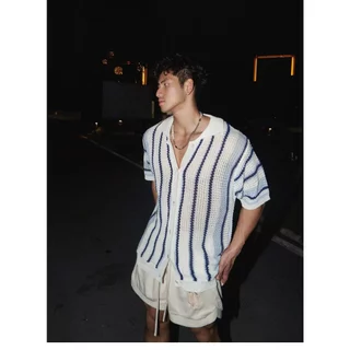 Houch พร้อมส่ง COD ผู้ชาย เสื้อถักแขนสั้นทรงหลวมลายทางอเมริกันพร้อมดีไซน์มินิมอลแบบตัดออก