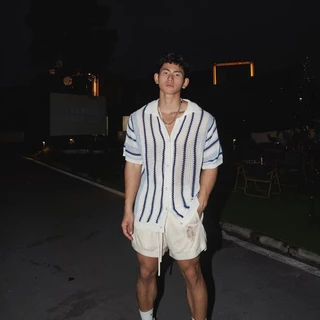 Houch พร้อมส่ง COD ผู้ชาย เสื้อถักแขนสั้นทรงหลวมลายทางอเมริกันพร้อมดีไซน์มินิมอลแบบตัดออก