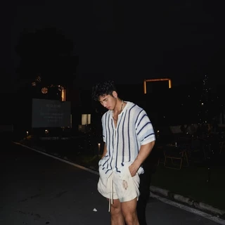 Houch พร้อมส่ง COD ผู้ชาย เสื้อถักแขนสั้นทรงหลวมลายทางอเมริกันพร้อมดีไซน์มินิมอลแบบตัดออก
