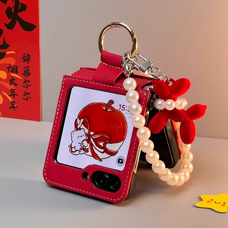 เคสโทรศัพท์หนังสีแดงพร้อมจี้รูปลูกสุนัขและสายคล้องแบบหรูหราและป้องกันฝุ่นสำหรับ Samsung Galaxy Z Flip 3 4 5 6 7 zflip7 zflip6 zflip5