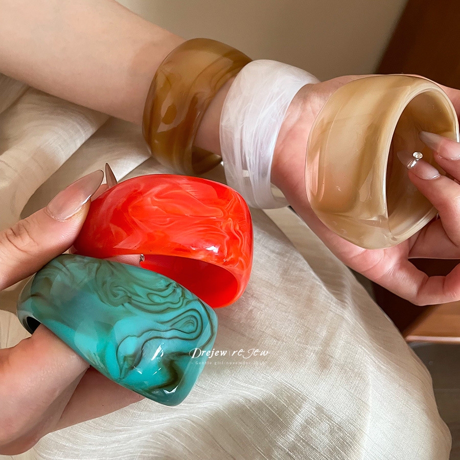 เดรช ยุโรปและอเมริกาเรซิ่นไม่สม่ําเสมอสร้อยข้อมือหน้ากว้างอารมณ์ป่าการออกแบบเฉพาะกลุ่มสร้อยข้อมือยอดนิยมแสงหรูหราระดับไฮเอนด์เครื่องประดับมือ