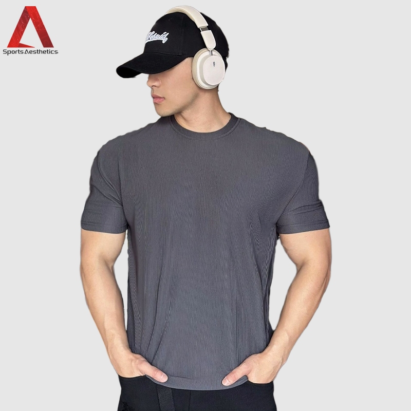 เสื้อยืดลําลองกีฬาลายทางเรียบง่ายสําหรับผู้ชายใหม่ลดริ้วรอยสบายเสื้อคอกลมแขนสั้น