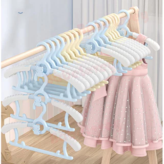 50PCS ไม้แขวนเสื้อ สำหรับเด็ก เซ็ท ไม้แขวนเสื้อผ้า ไม้แขวนผ้า คละสี ลื่นปรับความกว้างได้วางซ้อนกันได