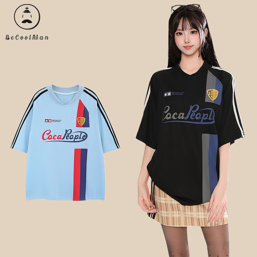 💥BECoolMan💥แขนสั้นพิมพ์ลายตัวอักษรวินเทจสไตล์อเมริกัน เสื้อยืดคอวีสีตัดกัน เสื้อกีฬาทรงหลวมสำหรับฤดูร้อน