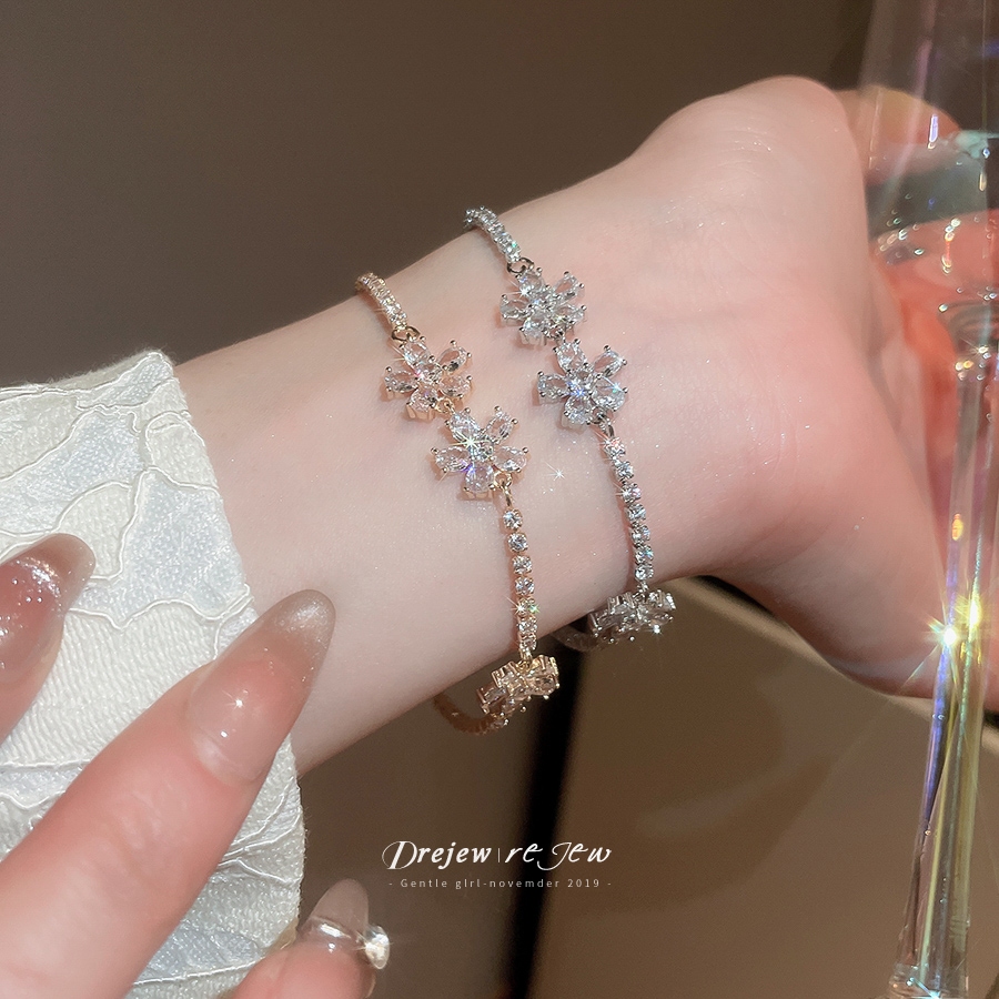 เดรช เพทายดอกไม้จี้สร้อยข้อมือซอกแฟชั่นที่เรียบง่ายทุกการแข่งขันสร้อยข้อมือแสงหรูหราระดับไฮเอนด์มือชุด