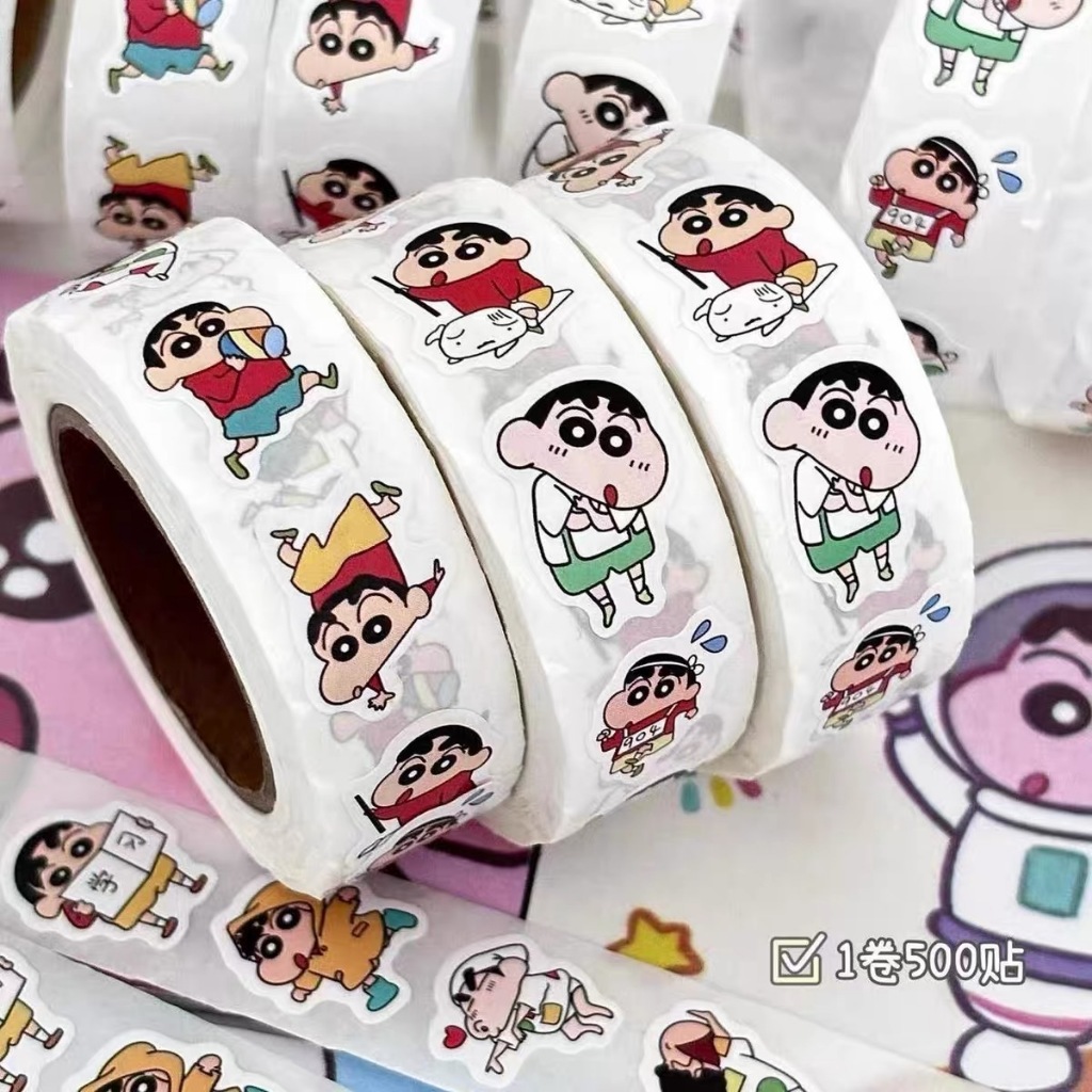 สติกเกอร์ 500 สติกเกอร์ม้วนชินจัง เทปกาวการ์ตูน เทปกาวในตัว ตกแต่งบัญชีมือมือถือ เทปปิดผนึกจุด เครื่องเขียนสร้างสรรค์ รางวัลของขวัญ อุปกรณ์นักเ