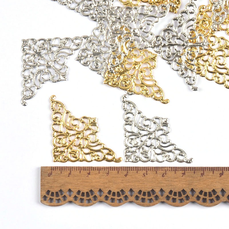 20pcs 32x51mm Gold Silver Filigree Wraps โลหะหัตถกรรมตัวเชื่อมต่อสําหรับมุมทําสมุดภาพ DIY ประณีตบุคลิกภาพกล่องอัลบั้มตกแต่งบ้าน ik0901