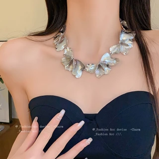 สร้อยคอดอกไม้ลายยุโรปและอเมริกาโลหะเย็นสไตล์กระดูกไหปลาร้าโซ่ย้อนยุคเรียบง่ายแฟชั่นโอ้อวดและสร้อยคอระดับไฮเอนด์สําหรับผ