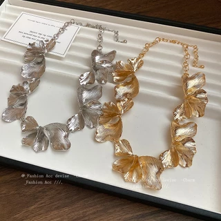 สร้อยคอดอกไม้ลายยุโรปและอเมริกาโลหะเย็นสไตล์กระดูกไหปลาร้าโซ่ย้อนยุคเรียบง่ายแฟชั่นโอ้อวดและสร้อยคอระดับไฮเอนด์สําหรับผ