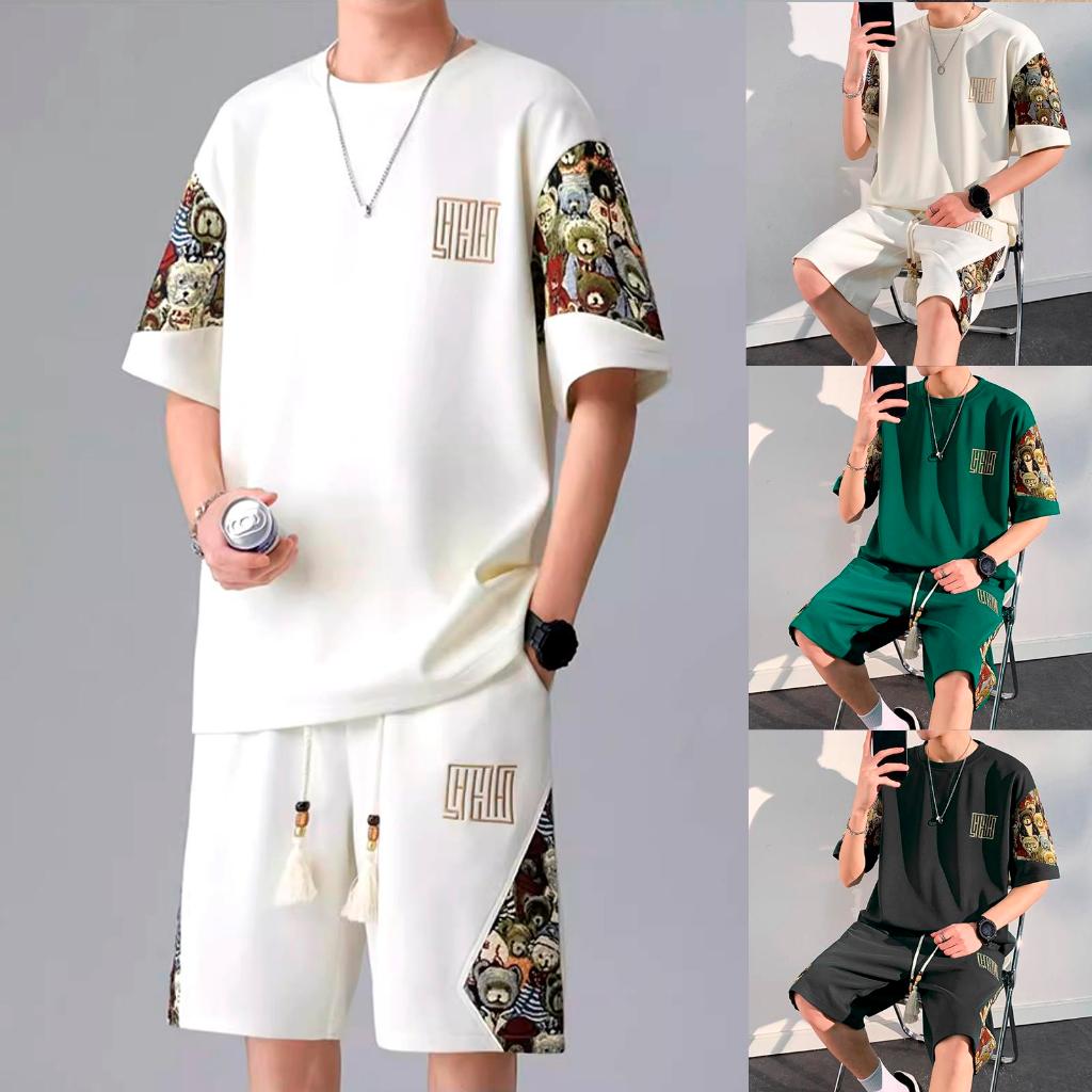 ชุดเซ็ทผู้ชาย ชุดเสื้อยืดและกางเกงขาสั้น 2 ชิ้น ที่ทำจากผ้ายืดวาฟเฟิลสำหรับฤดูร้อน มีการออกแบบลายตัวอักษรการ์ตูน พร้อมคุณสมบัติการระบายอากาศที่ดี เสื้อกีฬาผู้ชาย