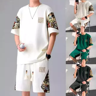 ชุดเซ็ทผู้ชาย ชุดเสื้อยืดและกางเกงขาสั้น 2 ชิ้น ที่ทำจากผ้ายืดวาฟเฟิลสำหรับฤดูร้อน มีการออกแบบลายตัวอักษรการ์ตูน พร้อมคุณสมบัติการระบายอากาศที่ดี เสื้อกีฬาผู้ชาย