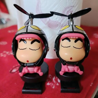 ฟิกเกอร์โมเดลหมวกกันน็อค ชินจัง แมลงปอ ไม้ไผ่ น่ารัก ของขวัญ สําหรับตกแต่งรถยนต์ รถจักรยานยนต์ไฟฟ้า