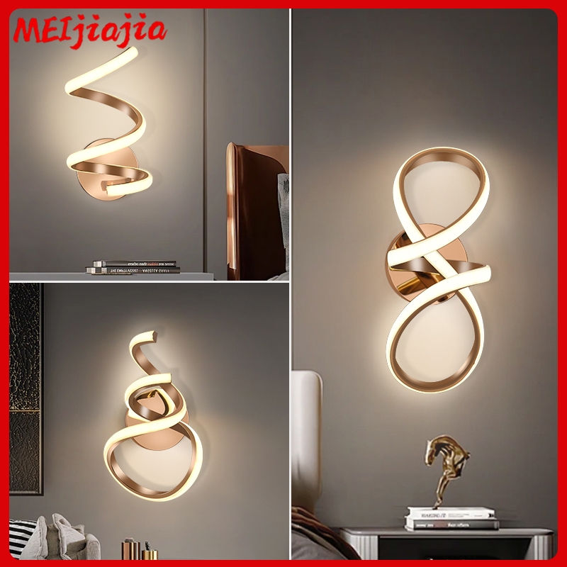 นอร์ดิกห้องนอนโคมไฟข้างเตียงสีทองบันไดที่เรียบง่ายห้องโถงผนังแสงห้องนั่งเล่นโซฟาพื้นหลังสร้างสรรค์โคมไฟตกแต่ง