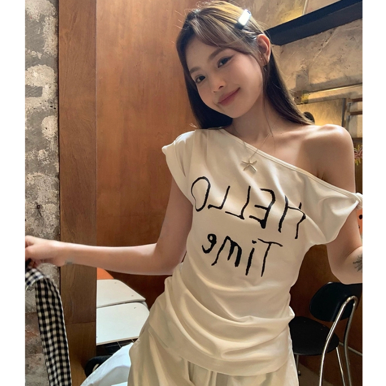 Suiucute A140 เสื้อเปิดไหล่ เสื้อยืดแขนสั้นปาดไหล่พิมพ์ลายอักษร สีขาวมินิมอล – โปรปัง