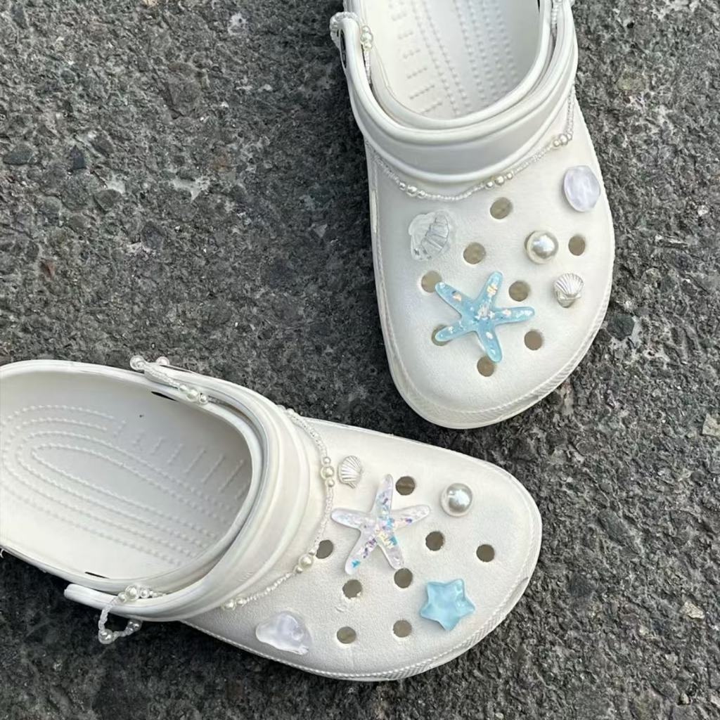 สไตล์ใหม่เกาหลีรุ่นฤดูร้อนมหาสมุทรสไตล์ปลาดาวเชลล์หลุมรองเท้าหัวเข็มขัดรองเท้าดอกไม้มุกโซ่รองเท้าที่ถอดออกได้