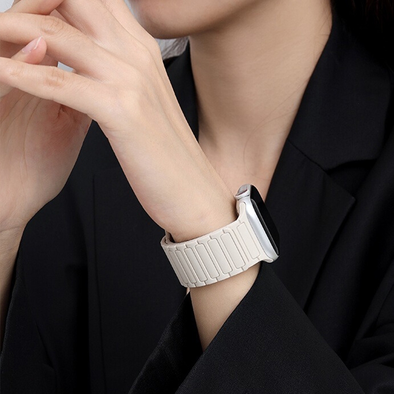 สายซิลิโคนแม่เหล็กลายลูกปัด 3 เม็ด สำหรับ Smart Watch Ultra 2 / ซีรีย์ 11/10/9/8/7/5/3/SE ขนาด 38/40/41/42/44/45/46/49mm สวมใส่สบาย กันน้ำได้ สำหรับผู้หญิง Magnetic Beaded Silicone Strap