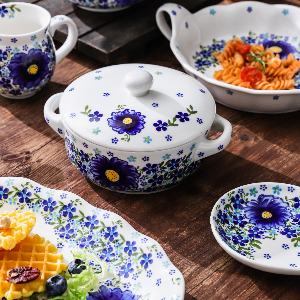 HongDian ชุดเครื่องใช้บนโต๊ะอาหารเซรามิกสีน้ำเงินลายดอกไม้ underglaze ทำความสะอาดง่าย ปลอดภัยทนความร้อนสูง ใช้กับ microwave oven เครื่องล้างจานและเตาอบได้ รวมหม้อมีฝาปิด pot ชามเซรามิก ชามขอบดอกไม้ ชามหูคู่ จานและถาดอบ ceramic porcelain bowl plate cup