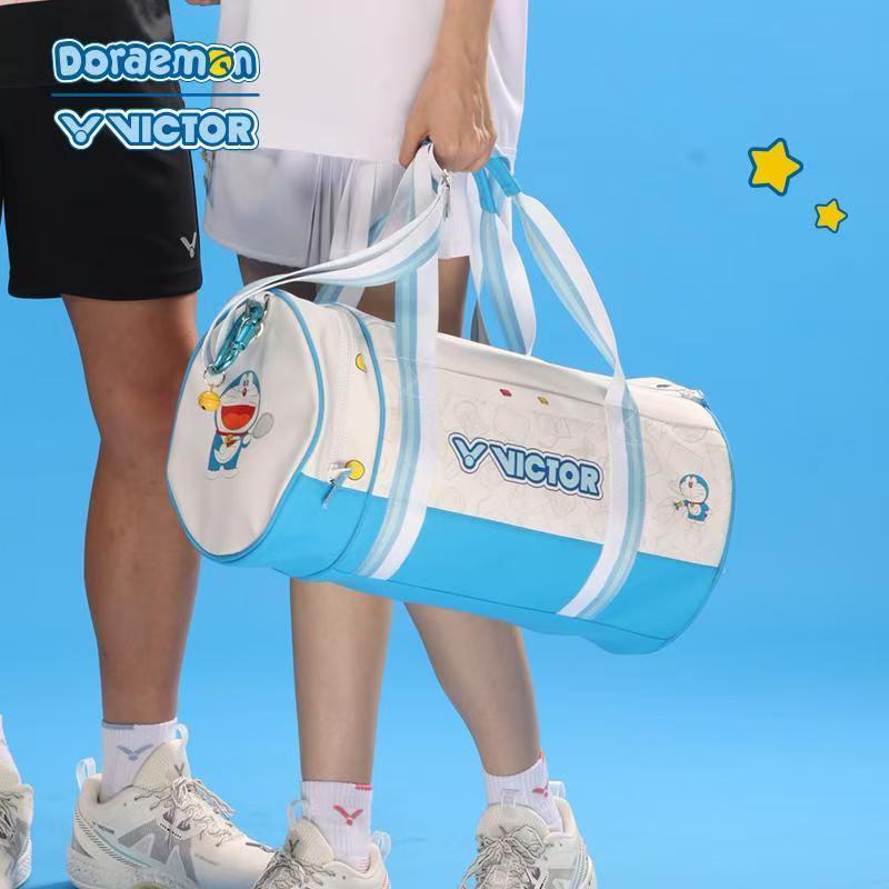 VICTOR/VICTOR VICTOR กระเป๋าแบดมินตัน Doraemon Co-Branded Bucket Bag กระเป๋าเดินทาง เครื่องตีแป้ง เค