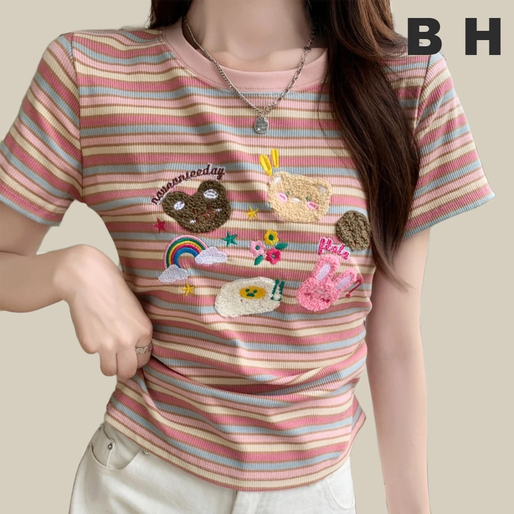 Bh เสื้อยืดแขนสั้นลายทางปักสีรุ้งสําหรับผู้หญิงคอกลมสีตัดกันแบบสั้นทรงเข้ารูป