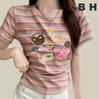 Bh เสื้อยืดแขนสั้นลายทางปักสีรุ้งสําหรับผู้หญิงคอกลมสีตัดกันแบบสั้นทรงเข้ารูป
