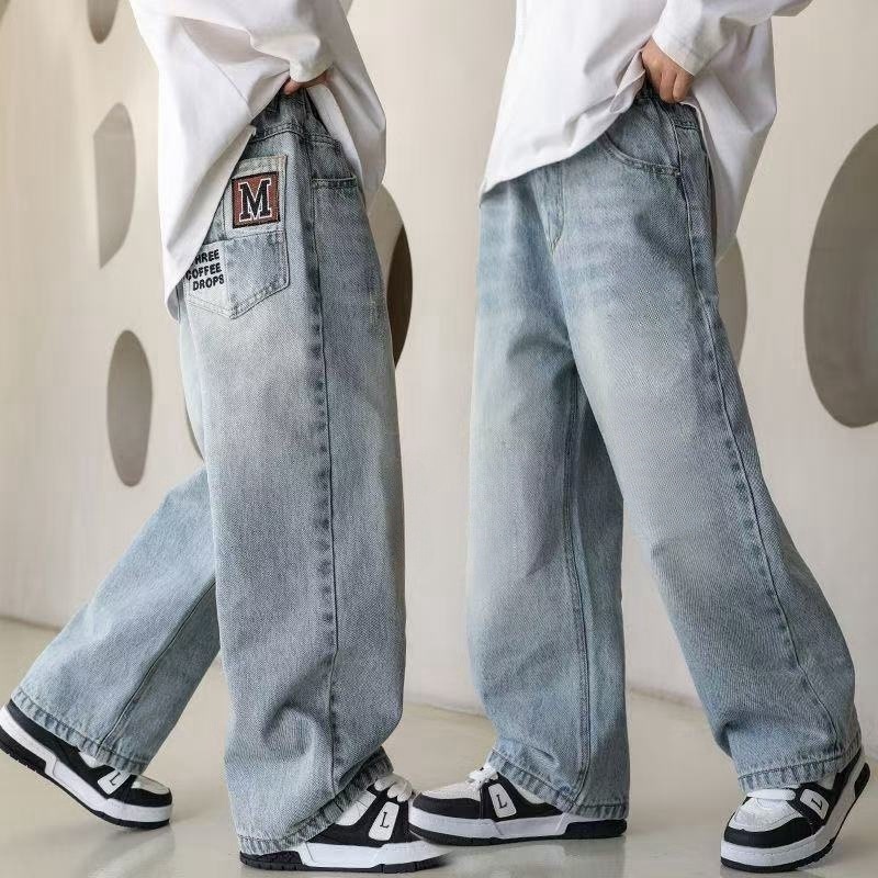 kids กางเกงยีนส์เด็กผู้ชาย หล่อ แฟชั่นเวอร์ชั่นเกาหลี มีกระเป๋าฤดูร้อน 2025 รุ่นใหม่ 【จัดส่งจากประเทศไทย】6-12ขวบ ในสต็อก