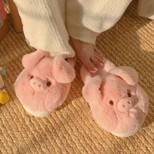 Xitiao ฤดูหนาว Warm นุ่มหนา Soled Furry รองเท้ารองเท้า 2024 สไตล์ใหม่สุภาพสตรีน่ารักสีชมพูลูกหมูรองเท้าแตะผ้าฝ้าย ins