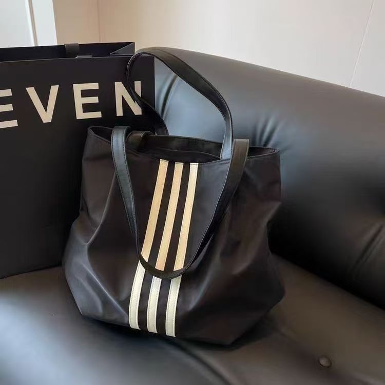 [จัดส่งจากประเทศไทย] เตรียมจัดส่ง กระเป๋าผ้าใบข้ามร่างกายความจุขนาดใหญ่เหมาะสําหรับหญิงและนักเรียนฤดูใบไม้ร่วง