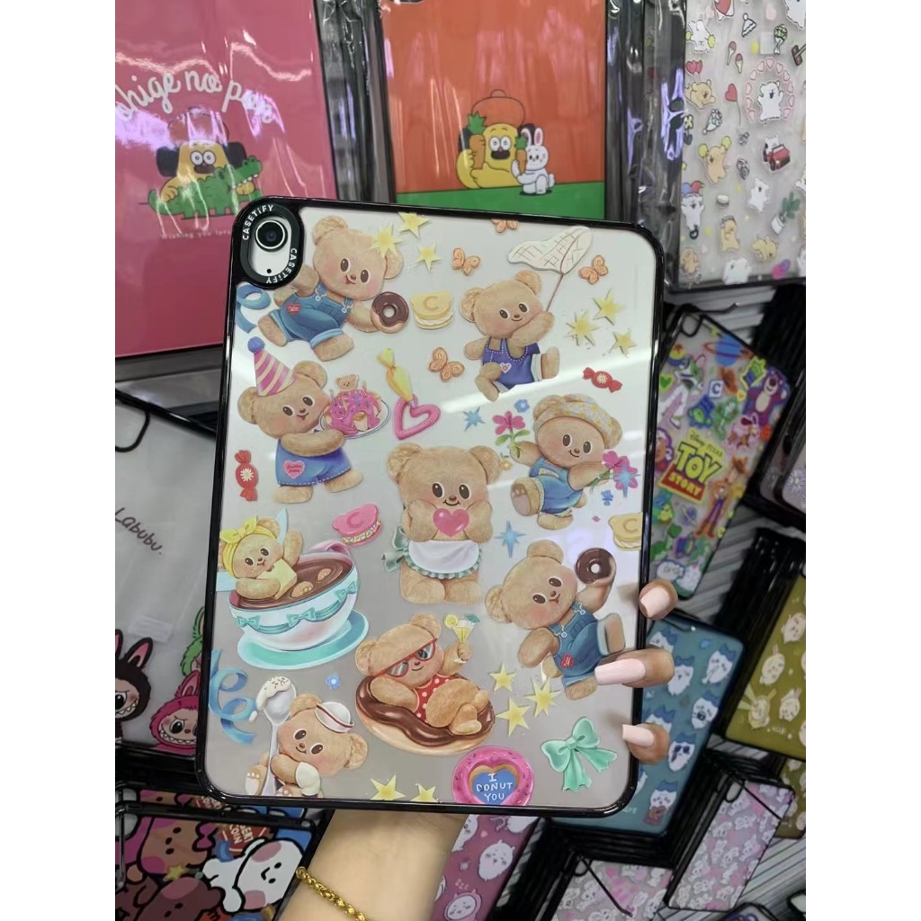 Butter Bear เป็ดขี้เกียจ One Piece Seal Hug Retro Love Cherry Hello Kitty แท็บเล็ตป้องกันกรณีเหมาะสําหรับ Apple ipadmini6/mini7 (8.3 ")/3/7/8/9 รุ่น 19/20/21 (10.2/10.5 "Universal)/Air4/Air5 (10.9" สากล 37ซม.) เคสป้องกันกันกระแทกแบบพกพาการ์ตูนน่ารัก