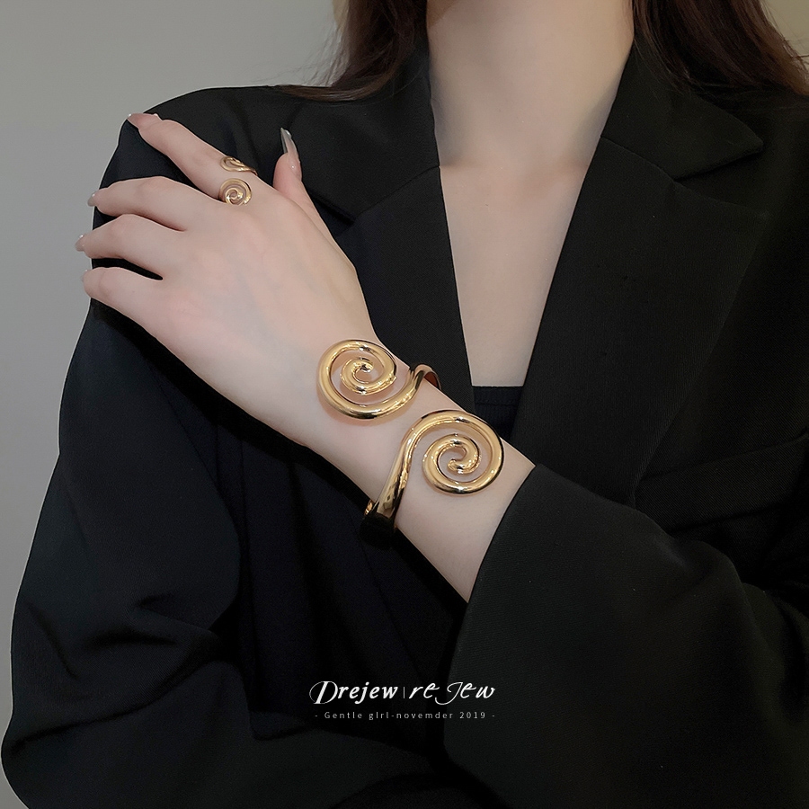 เดรช ยุโรปและอเมริกาโลหะเกลียวเปิดสร้อยข้อมือที่มีการออกแบ