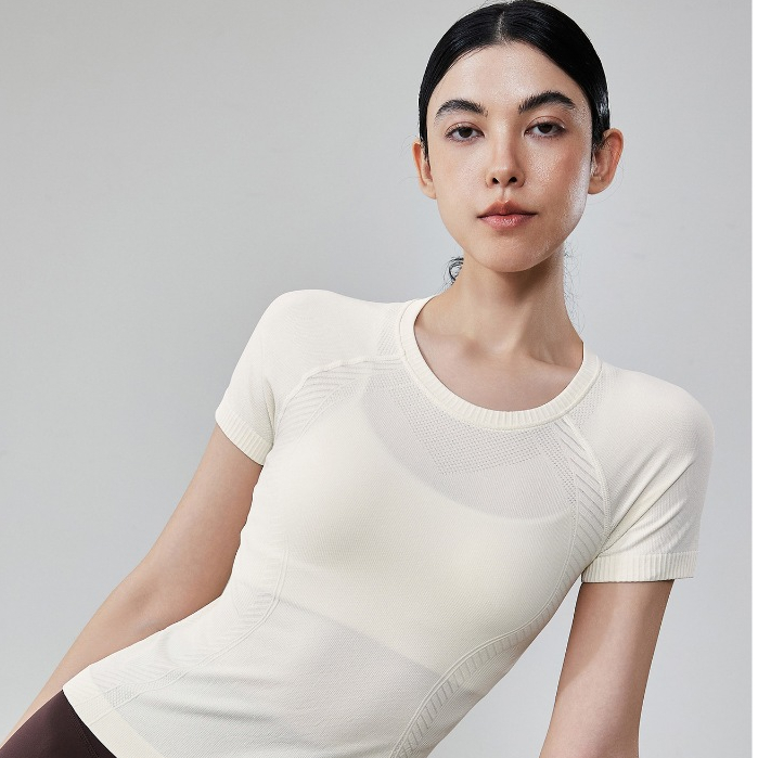 เสื้อยืดสำหรับโยคะแขนสั้นแบบไร้รอยต่อ