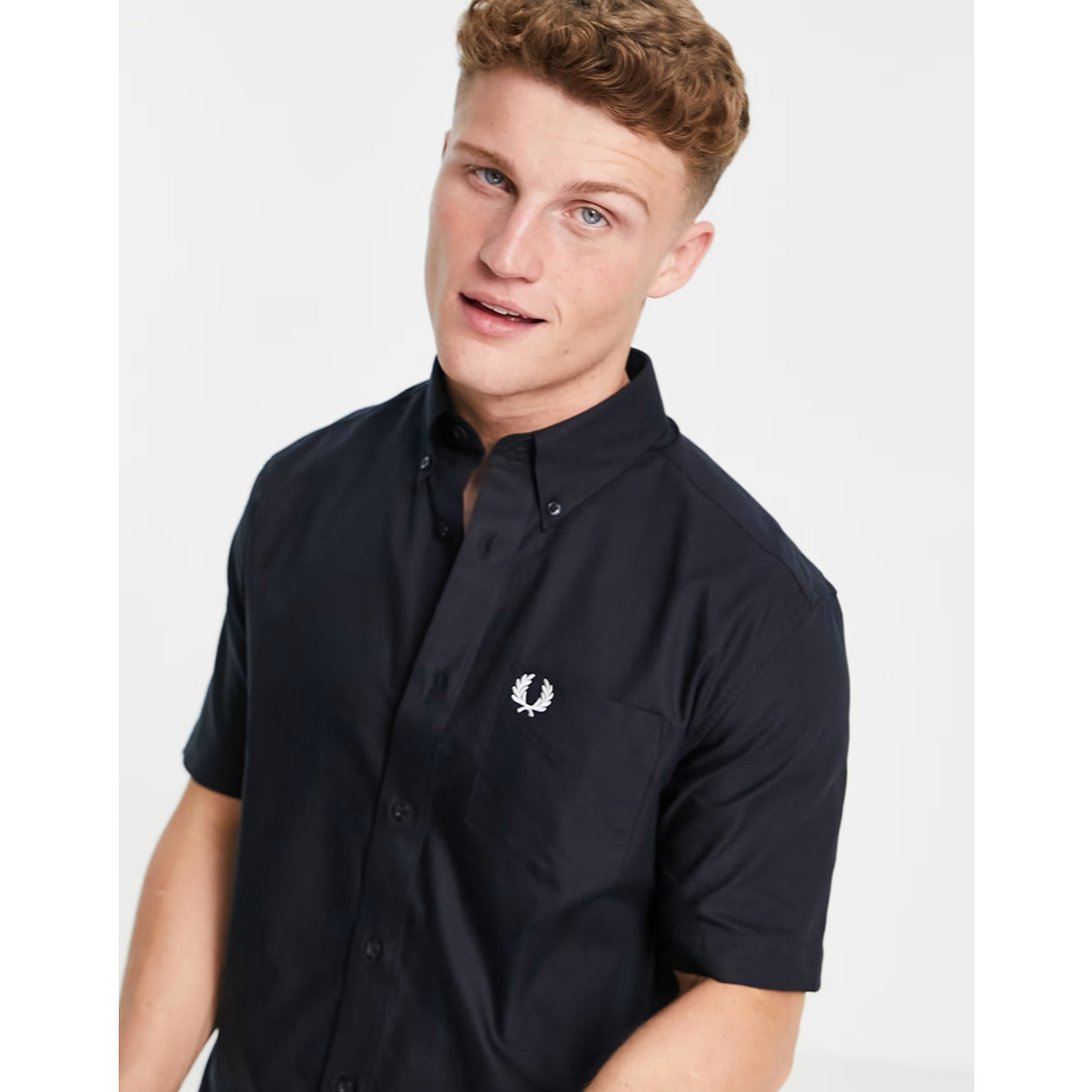 FredPerry เสื้อเชิ้ตแขนสั้น Oxford สีทึบ Laurel พวงหรีดเย็บปักถักร้อยผ้าฝ้ายผู้ชายเสื้อเชิ้ต