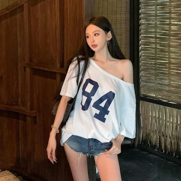 เสื้อยืดผู้หญิง หลวม แขนสั้น ปิดไหล่ สีขาว ฟ้า สไตล์เก๋ สวมใส่สบาย