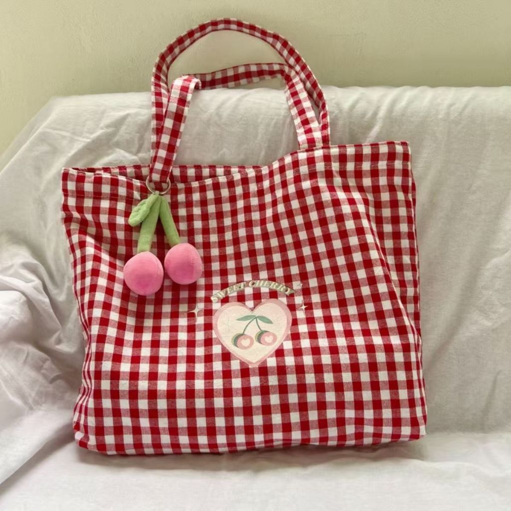 【จัดส่งจากประเทศไทย】 พร้อมส่ง กระเป๋าสะพายไหล่ ผ้าแคนวาส ลายสก๊อต สีแดงเชอร์รี่น่ารัก เข้ากับทุกการแต่งกาย แฟชั่นฤดูร้อน สําหรับผู้หญิง และนักเรียน 2025